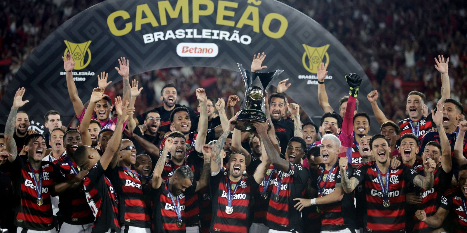 flamengo-derrota-ceara-e-coroa-ano-magico-com-titulo-brasileiro