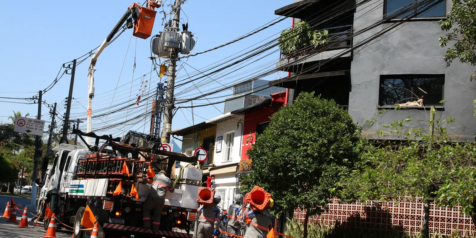 enel-diz-que-fornecimento-de-energia-deve-ser-normalizado-ate-amanha