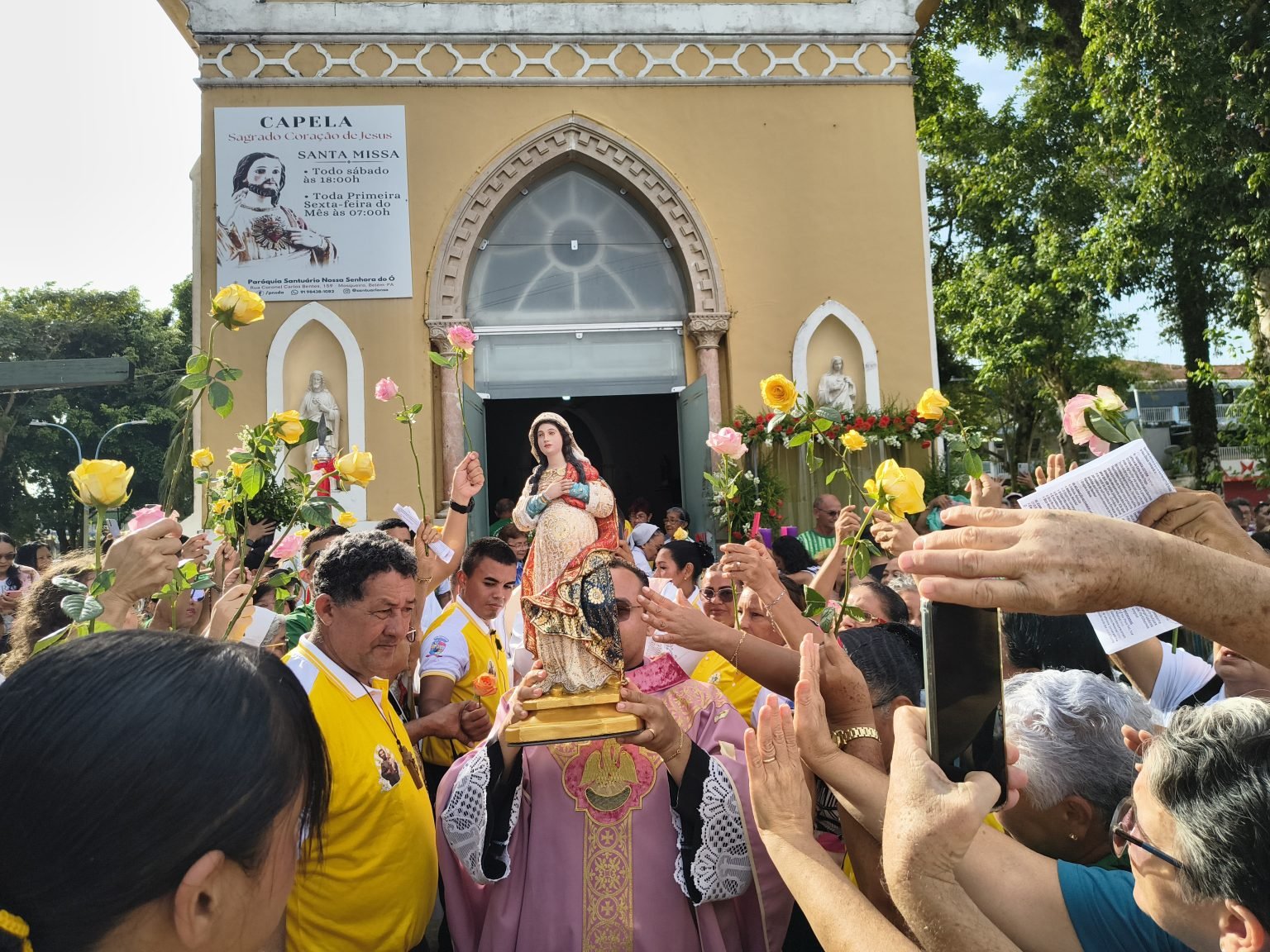 cirio-de-mosqueiro-leva-centenas-de-fieis-as-ruas-neste-domingo