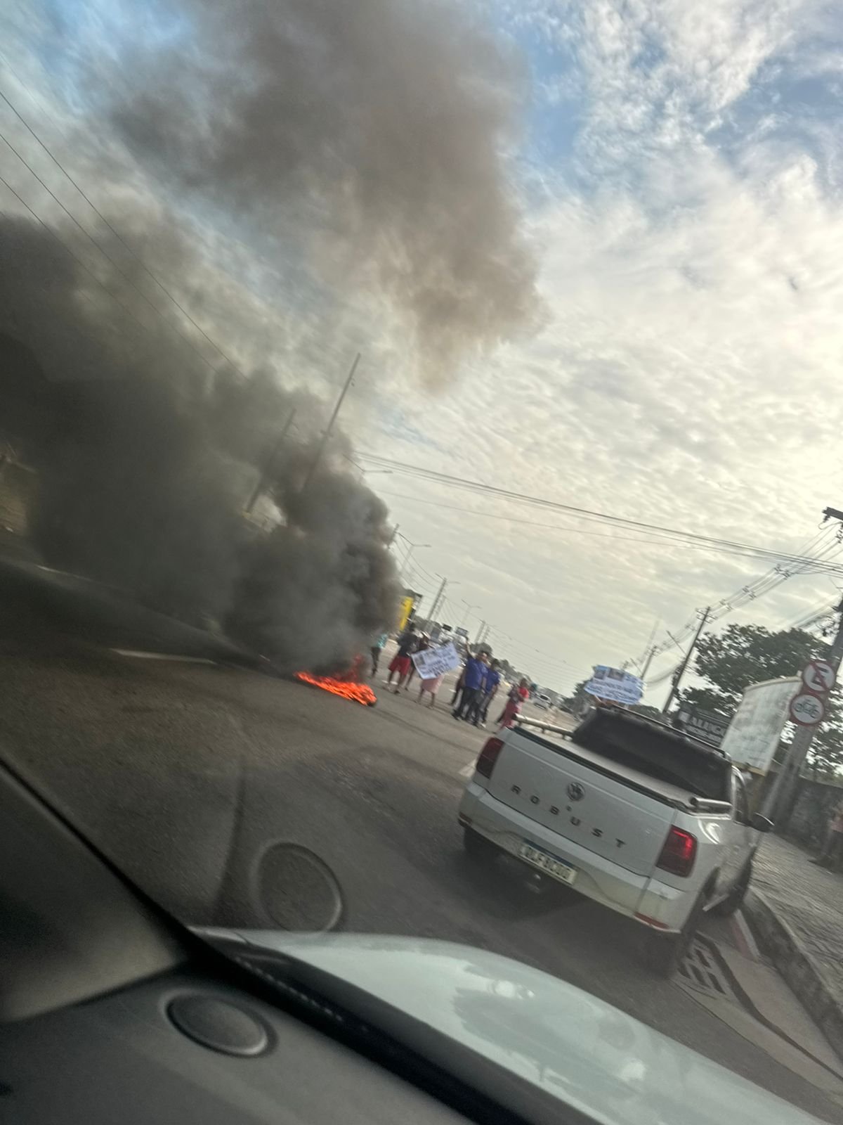 video:-br-316-e-bloqueada-por-manifestacao-com-queima-de-pneus-na-saida-de-belem