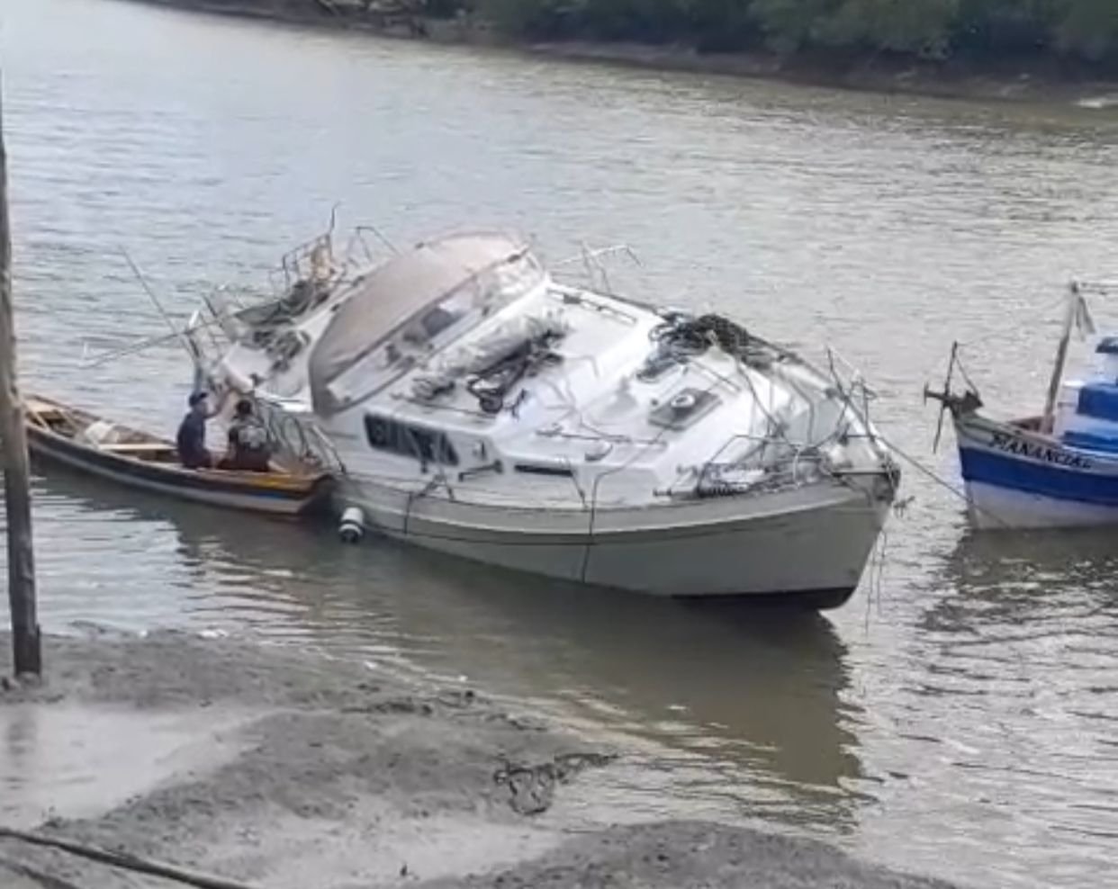 video:-barco-a-deriva-e-saqueado-e-encontrado-por-pescadores-no-nordeste-do-para