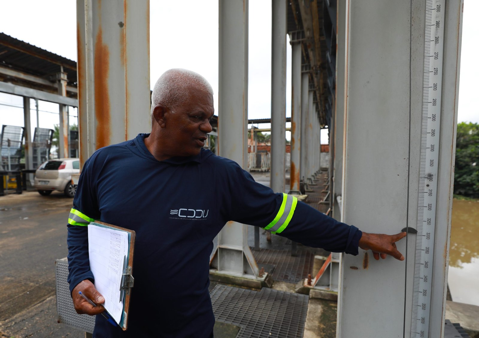 maos-que-seguram-o-rio:-valmir-dedica-vida-a-conter-as-aguas-em-belem