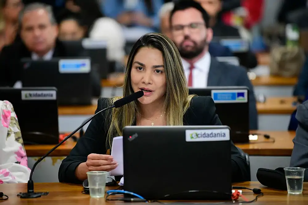 veja-como-flavio-bolsonaro-atuou-para-barrar-lei-que-combate-o-feminicidio-no-brasil