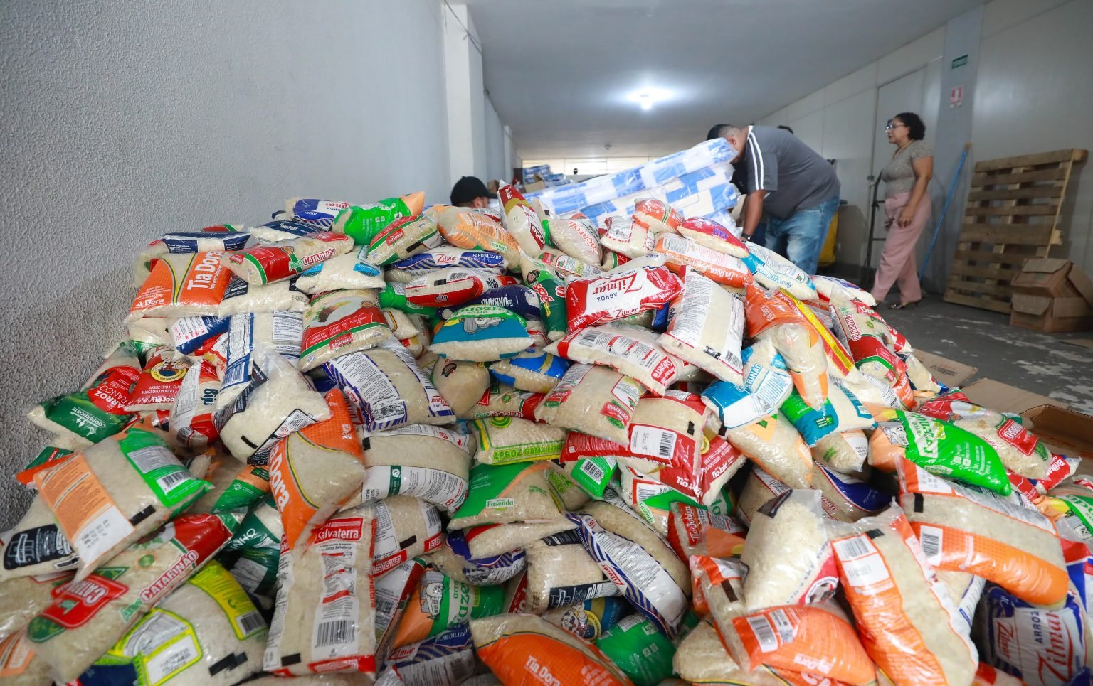 prefeitura-recebe-duas-toneladas-de-alimentos-para-vitimas-de-chuva