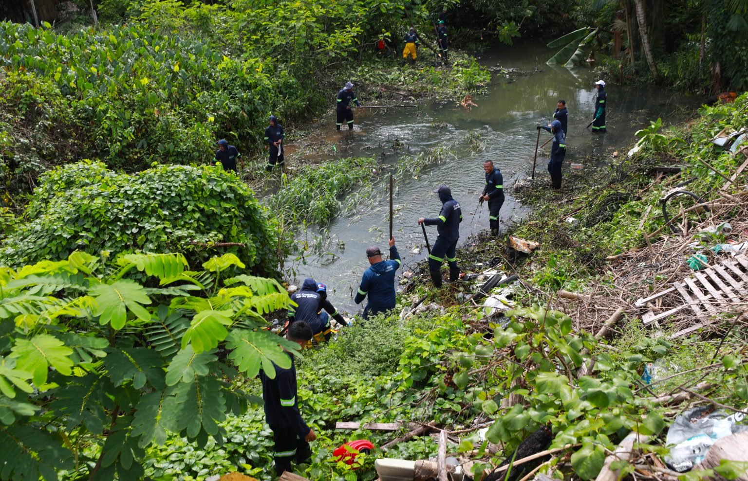 limpeza-emergencial-desobstrui-e-limpa-o-canal-mata-fome,-no-tapana